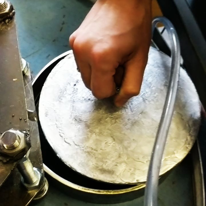 farukhabdukhamidov в LOOKY. #optics,#opticalengineering,#glass,#glasspolish,#polishingglass,#glasssculptureart,#polishing,#ceriumoxide. Устанавливаем форму ...
