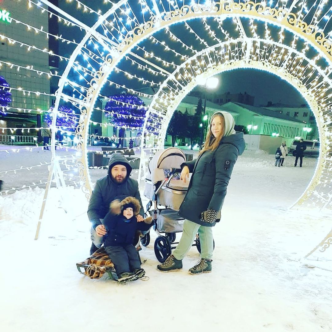 Стараемся не отставать от купидончика и встречать новый год так же весело 
#семья #прогулка #зима #декабрь #2021