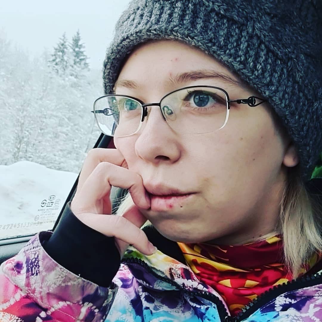 Новый год время чудес и подарков, обычно подарки дарят, но сегодня моя машинка захотела себе в подарок новый глушитель... что ж... оставлю это до следующего года, а пока я пешпход😔 Или, быть может, ездить так, распугивая людей и животных?🤔🤭 ВРУМ-ВРУМ...