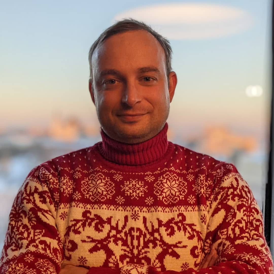 С НАСТУПАЮЩИМ 2022 ГОДОМ!

По традиции подвожу разные итоги года уходящего. Думал написать смешной, как в прошлом году, но понял, что одно событие для меня особенно важное - а именно проект "Наставничество" для детей-сирот из детских домов. 

Пару лет назад поставил себе задачу начать развивать данное направление в нашем городе миллионнике. Первый опыт и обучение получил в фонде "Арифметика Добра", потом случился карантин и развитие проект на время заглохло. 

В начале этого года собравшись с силами, была новая попытка дать старт "Наставничеству": подписан договор с департаментом социальной защиты, воронежским фондом "Общие Дети" и фондом партнёром "Солнечный город", который дал финансовую поддержку и предоставил программу для проекта. 

Совместно с психологом Тениной Настей, на протяжении 6 месяцев мы проводили тренинги для будущих наставников. Несмотря на трудности с карантином, удалось создать три пары наставник-подросток. Желаю, чтобы пары эти как можно долго сохранились и проект развивался с большой силой в 2022 году! 

С Новым всех годом, тепла, сил и душевного спокойствия!

@sgdeti 
@helpdeti 

#наставничество 
#Воронеж