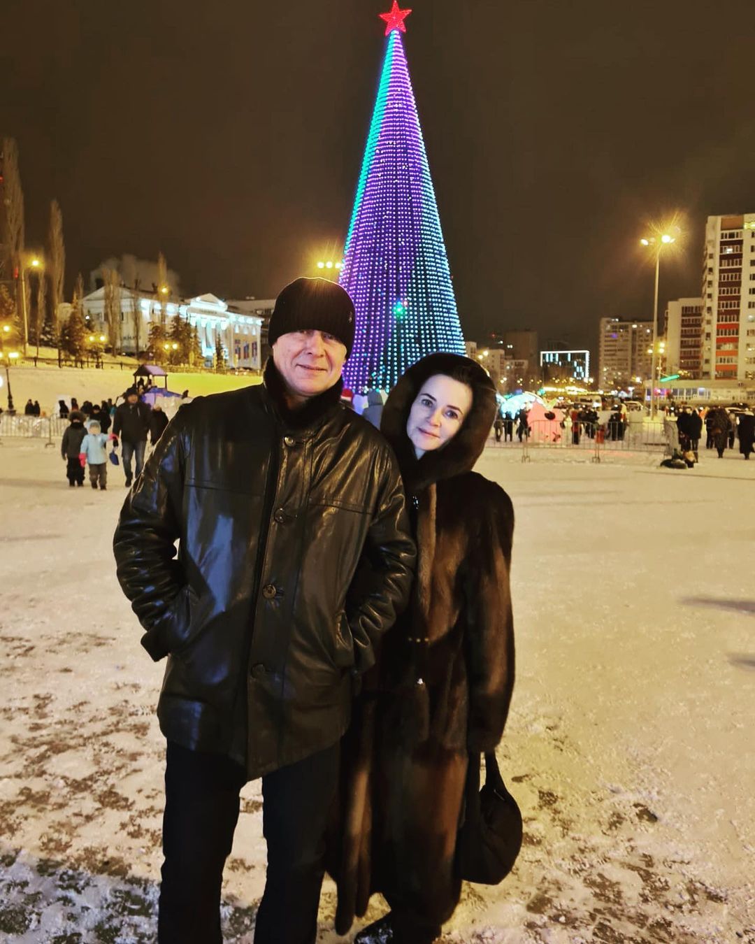 С Новым Годом! Вышли с друзьями 1 января погулять, нарядный город посмотреть, здорово, что столько людей на улицах, семьями, с детьми, всем весело, фейерверки сверкают, музыка играет, ну просто народные гуляния! 👍🏻🎄☃️❄️💥