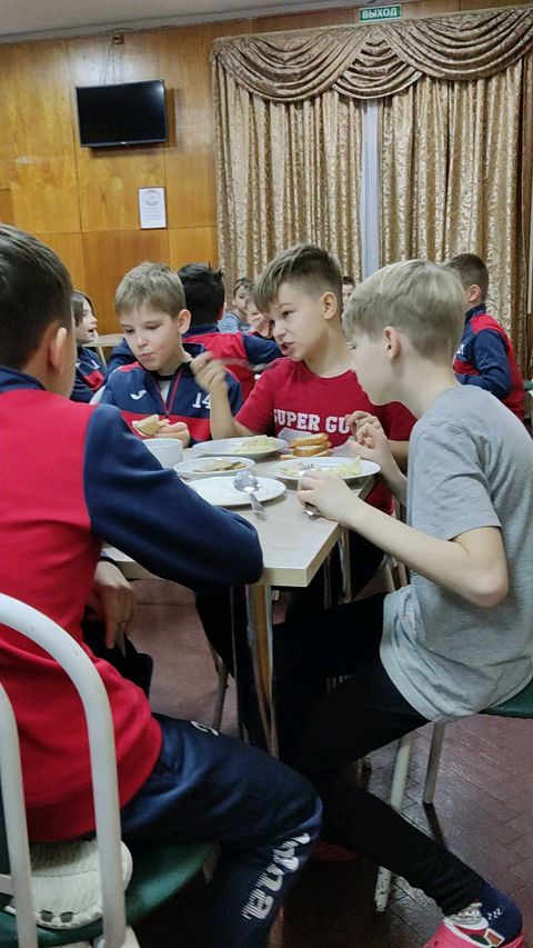 aikinas в LOOKY. #Томск-Казань,#детскийфутбол,#соревноаания_по_футболу. Наш первый завтрак в...
