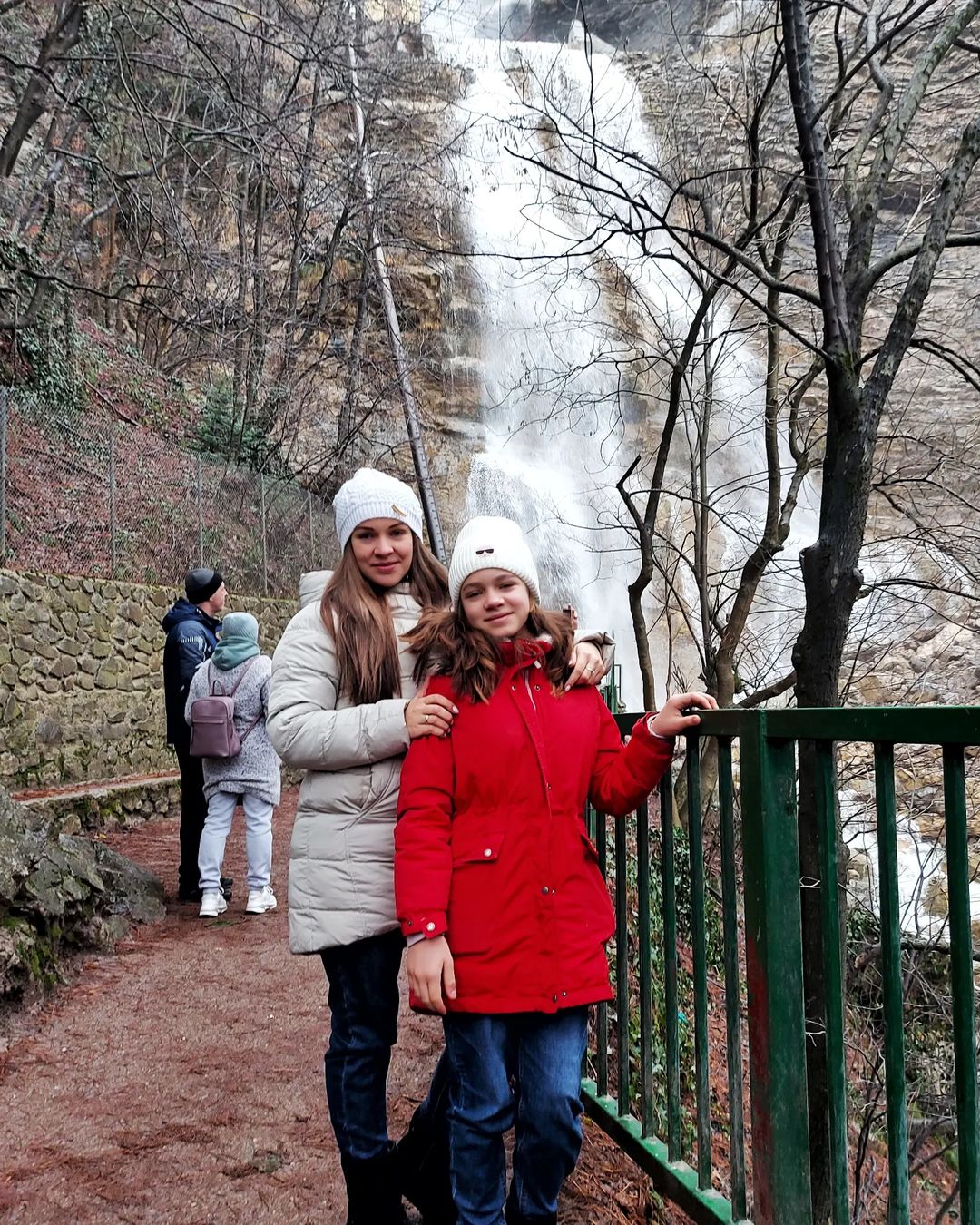 Моя любимая 🥰 вроде не давно была такая маленькая, а уже почти с меня ростом💗
#доченькалюбимая  #бусинкамоя  #семья💞  #водопадыкрыма  #учансу #ялта  #выходныессемьей