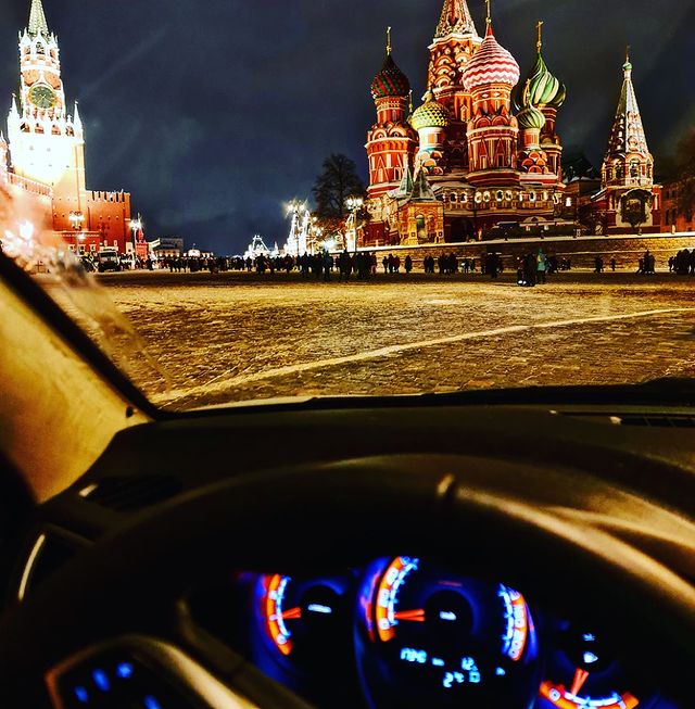 b._.a._.i в LOOKY. #москва,#краснаяплощадь,#кремль,#соборвасилияблаженного,#авто,#moscow,#redsquare,#kremlin. Вид из авто на Кремл...