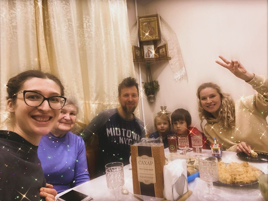 Рождество- волшебный праздник, собирающий родных и близких за одним столом! 💫🌟🧚‍♂️всем здоровья, мира и добра!❤️у меня очень красивые родные!😃👌🌟счастья и здоровья всем!!!💫