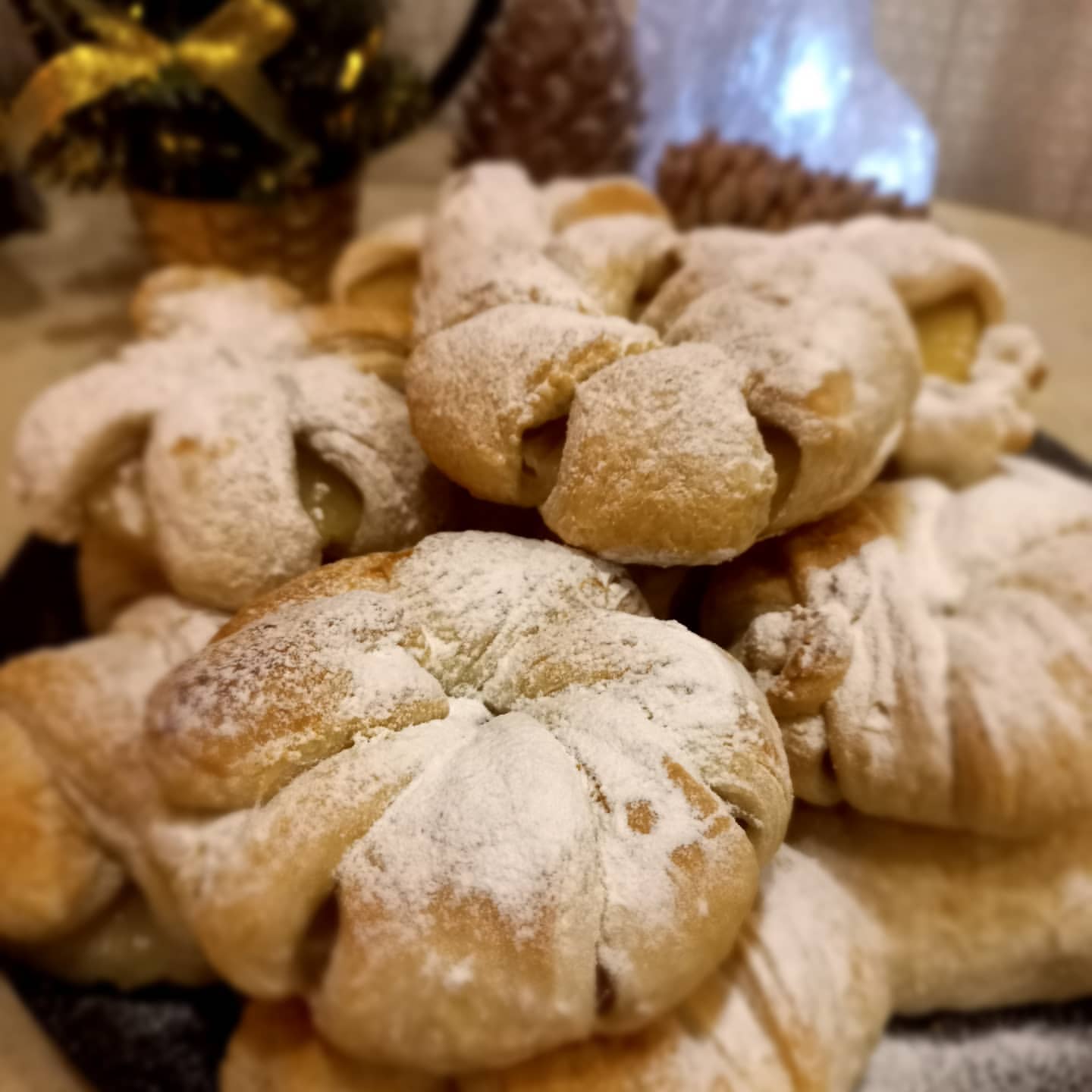 Одно из наших любимых лакомств😋.
🏵Ананасовые хризантемы🏵.
Готовить очень просто.
Понадобится:
•🍍- консервированные кольца ананаса
•🥐- слоёное бездрожжевое замороженное тесто 
• - сахарная пудра, по желанию
♡♡♡
Тесто разморозить, ананасовые кольца аккуратно выложить на дуршлаг, чтобы стёк сироп.
Затем тесто разрезать на полоски, предварительно слегка раскатав. Количество полосок равно количеству ананасовых колец. Широкие полоски делать не надо, будет трудно работать.
Далее полоской теста обернуть ананасовое колечко через край.
Выложить изделия на бумагу для выпечки и выпекать до зарумянивания при 210°.
Остывшие изделия, при желании, присыпать сахарной пудрой.
Вуаля🙌.
Приятного чаепития!
🏵🍍🏵🥐🏵☕🏵
#выпечка #чаепитие #рецепт #ананас 
#слоеноетесто #вкусно #праздник #каникулы #новыйгод2022 #новыйгод 
#teatime #pineapple #puffpastry