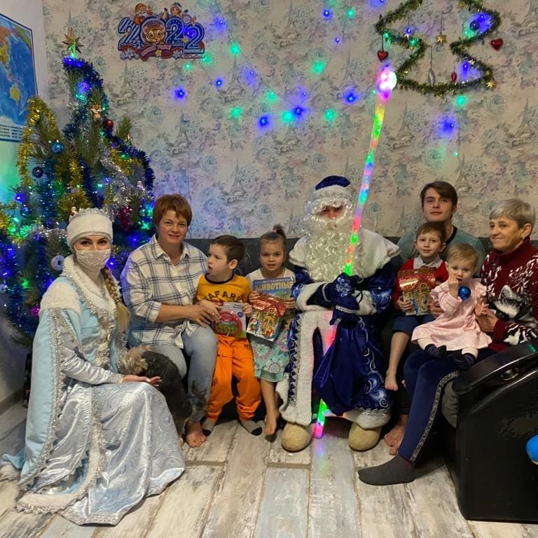В очередной раз, при поддержке комиссии по молодежной политике Самарского регионального отделения «Союз машиностроителей России», организовали Новогодние поздравления семьям, где воспитываются дети с особыми возможностями здоровья! Роль Деда Мороза, осуществившего пожелания и мечты этих детей, традиционно исполнил председатель комиссии по молодежной политике Самарского регионального отделения «Союз машиностроителей России» Артем Богодяж с членами комиссии. Дети, которые ограничены в общении, с восторгом и неподдельным восхищением принимали таких долгожданных и волшебных гостей. Вместе со своими братиками и сестренками они читали стихи, пели песни, водили хороводы. Самым долгожданным и радостным моментом для всех детей было вручение подарков, которые они в своих письмах попросили у Деда Мороза. Это и машинка на пульте управления для Матвея, машинка «Gelandewagen» - для Романа, его брату Максиму – пистолет. Степану – плеер «Мультяшка», а его сестренке Полине - «Энциклопедию про животных», брату Никите – игровую мышь. Все дети, помимо персональных «заказов» Доброму Волшебнику, получили сладкие подарки, а для еще одного Никиты, по просьбе мамы, приобретены продукты питания  #Союзмаш#новыйгод#дедмороз#подарки#тольятти#регион63#дети