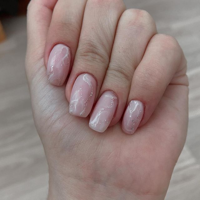 beriatox в LOOKY. #nailsofinstagram,#nails,#nailstagram,#маникюрдизайн,#нюдмрамор,#nailstyle,#masternails,#nudenails,#маникюр,#маникюрножничками,#комбиманикюр,#combimanicure. Дизайн Мрамор застря...