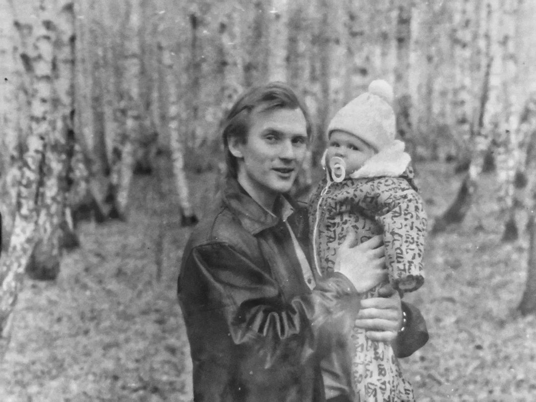 Папочка, родной мой, к сожалению
Стали реже видеться с тобой.
И сегодня, в этот день рожденья,
Говорю с особой теплотой:

Я тебе за детство благодарна,
За любовь, что мне всегда дарил.
И сегодня я тебе желаю,
Чтобы ты как можно дольше жил.

Пусть тебя болезни не затронут,
Ведь в душе ты очень молодой.
Чаще улыбайся, не печалься,
Для меня ты — самый дорогой!
⠀
#сднемрождения #любимыйпапа #спасиботебезатебя