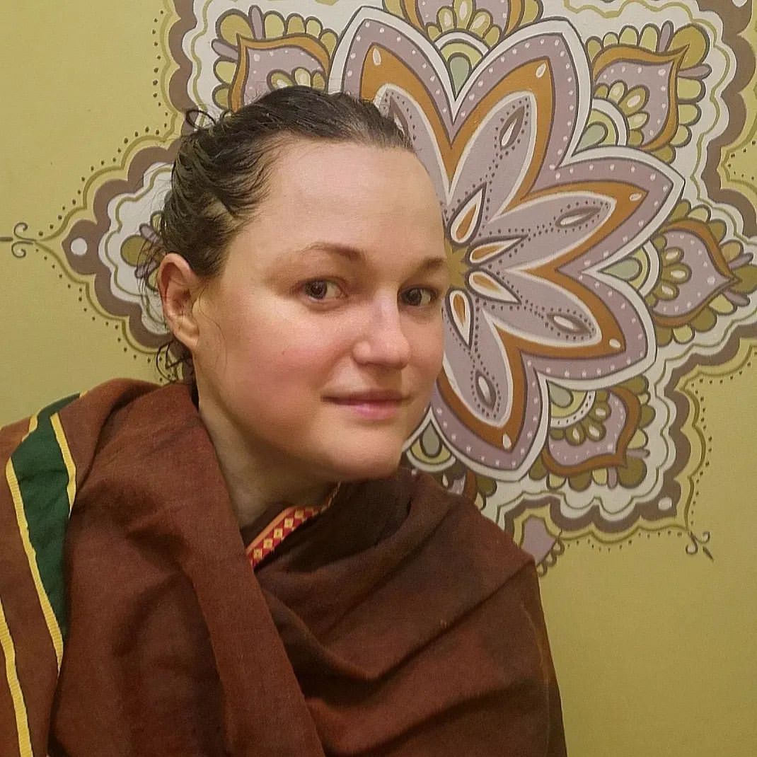 Сегодня закончила курс аюрведического массажа Абхьянга по назначению доктора. Не знаю пока как отразится он на моем псориазе, но вот кайфанула я весьма определено. Час масляного массажа всего организма от макушки до пяток, массаж лица (это прям отдельный восторг, приятно было и очень расслабляюще, а потом 15 минут в кедровой бочке, распариться и пропотеть.
#камала #массаж #кайф #аюрведа