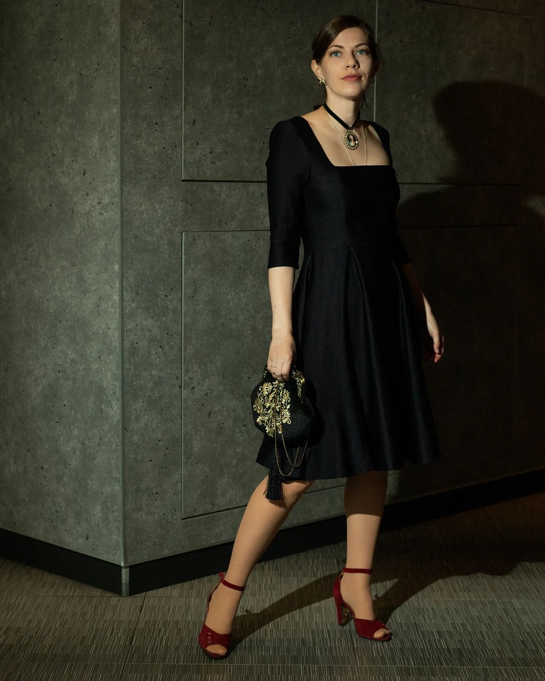 Маленькое чёрное платье 🖤

Вокруг его создания появилось много романтических легенд, но суть его концепции и последующей популярности заключалась в практичности.

Такое платье можно было использовать в разных ситуациях и на протяжении многих лет, дополняя разными аксессуарами)

Я - большой поклонник всего вневременного и универсального, поэтому маленькое чёрное платье для меня must have.

У всех есть маленькое чёрное платье в гардеробе или его необходимость слишком преувеличена поклонниками Коко Шанель?))

#маленькоечерноеплатье
#хочумогу_МЧП
@magic_assistent 
спонсоры @virgotex.ru
@tkanilussia
@project_d_studio
@frauknopka

Ps Идеальная сумка для маленького чёрного платья в моих руках от @alma_katrin