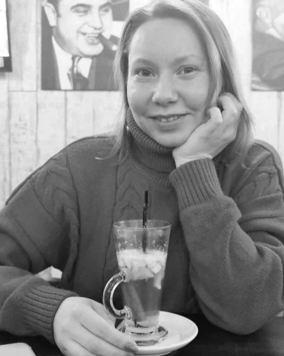 Надо просто писать дальше.

#писательство

Мне кажется, в этом и есть магия. В простом "писать дальше". Потому что, во-первых, это нифига не просто, и это ,собственно, суть и смысл всего процесса. Писать и дописывать в конце-то концов.
Во-вторых, пока я пишу, мой текст обретает плоть и кровь, он будто рождается и тут же существует. И где-то там, в будущем, возможно, выпускается тиражами - большими или маленькими,заметными или не очень. 
Я верю в это. В то,что пока я пишу, я писатель. Спасибо тем, кто вдолбил мне этот простой постулат в голову.
Который, нихрена,блин, не простой на практике, но записанный на корочку волшебными чернилами.

❤️