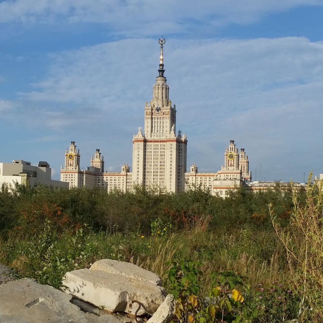 Всех Татьян и нынешних, бывших и будущих студентов (особенно МГУ) поздравляю с таким многоликим праздником!
А фото из 2019 года, когда мы ещё знать не знали, что все так изменится. Но зато теперь мы ценим, как нам было хорошо раньше. И есессно, надеемся на лучшее, как и полагается. За нас, друзья! 🥂 Если кто и не Таня, так уж студент точно, и неважно, сколько лет этому студенту. 😉
Пы.Сы. Мы тогда здорово прошвырнулись по ГЗ и не только. Надеюсь повторить когда-нибудь. (Про надежду, которая дольше всех живёт, все помнят, я думаю 😜)