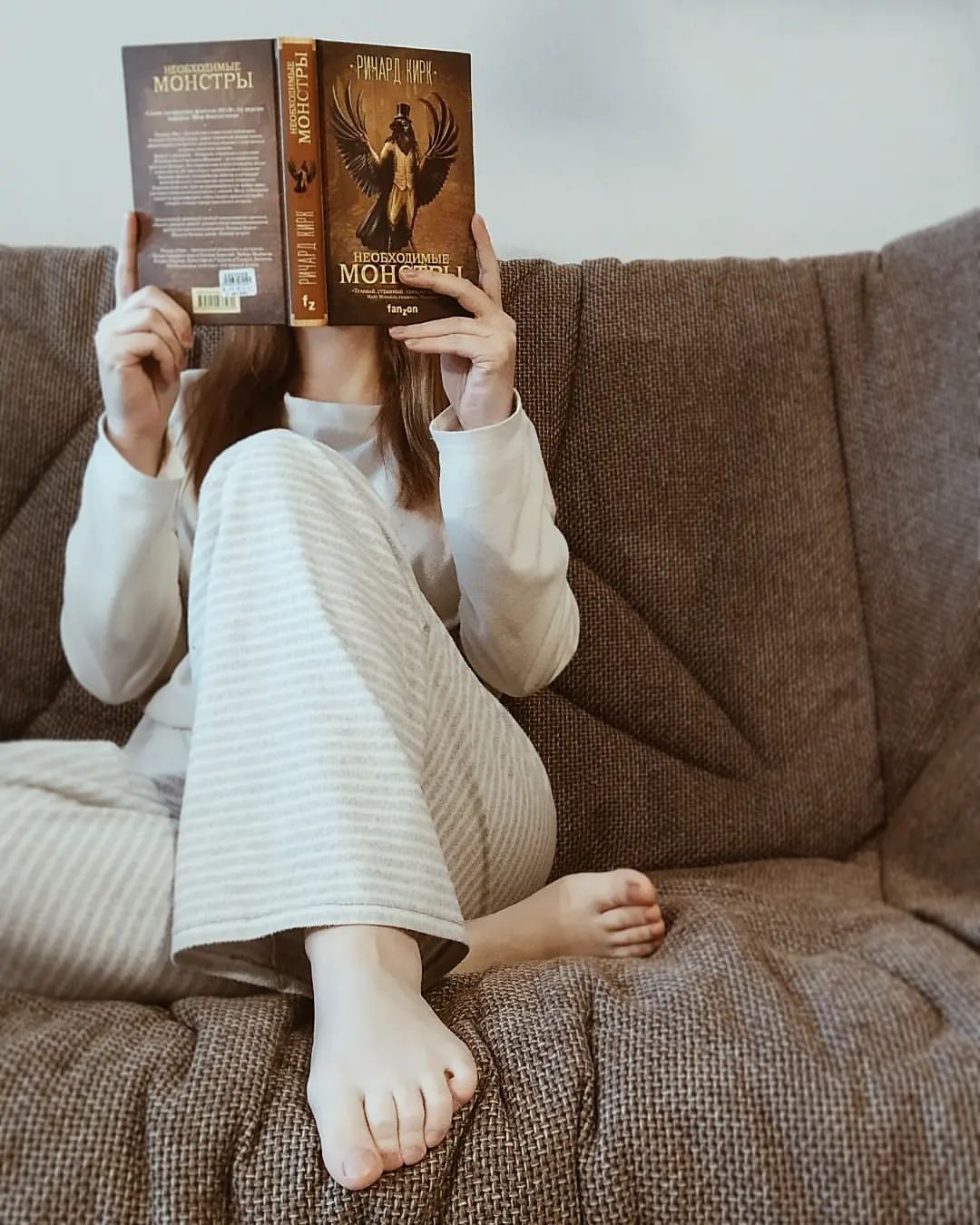 "Идеальный книжный блогер"

💬Читаю не менее 10 книг в месяц.
Никогда не ставлю себе цели по количеству книг в месяц. В среднем по 8 получается. А в отдельные месяцы и до 14-ти доходит.

💬Пишу максимально честные и объективные отзывы.
То, что честные - это да. А вот объективные... Как говорит один небезызвестный книжный блогер "Литература субъективна" 😁 поэтому к чёрту объективность)

💬Пишу грамотно и красиво. Мой текст мёд для глаз.
🤔 Искусству копирайтинга не обучена, литературоведческих и языковых не заканчивала, поэтому как говорю, так и пишу 💁🏼‍♀️ мёдом тут и не пахнет, конечно же)

💬Активно участвую в жизни букстаграма.
Хм... Я в танке, поэтому нет)

💬Могу мгновенно посоветовать книгу любой тематики.
Могу посоветовать пойти погуглить) Т.к. считаю себя некомпетентной советовать книги по "любым" тематикам.

💬С собой всегда есть книга.
Никогда не таскаю с собой бумажные книги. Как-то даже в голову не приходит. А если в дороге приспичит почитать, то телефон с литресом всегда под рукой.

💬Читаю разные жанры.
В принципе, да. Могу и современку, и триллер, и детективчик, или вообще махровую классику. Под настроение.

💬Веду читательские дневники, блокноты с цитатами.
Вообще ни разу. 🤔 Хотя недавно об этом задумалась. Память-то рыбкина 🐠

💬Постоянно покупаю новые книги и успеваю всё читать.
Книжные покупки - это святое! Поэтому да, постоянно покупаю. А про успевать читать... Да я как-то никуда не тороплюсь)

💬Записана во все библиотеки города.
У нас в городе достаточно записаться в одну библиотеку и с этим же читательским билетом можно ходить во все остальные. Поэтому да, можно сказать, что записана)

💬Делаю очень красивые фото для постов.
Ваще бомбезные. Не понимаю, где мои 100500 подписчиков?!🧐 (Иронизирую, конечно же)

💬Обладаю широким кругозором.
Лет 10 назад я бы, наверное, сказала да. Сейчас могу сказать, что ни 10 лет назад, ни сейчас, моему кругозору широты не хватает от слова совсем 😅

💬Веду книжный блог не для сотрудничества с издательствами.
Ну, буду честна... Я его вообще не веду 🤣 по крайней мере последние месяцы.

Тэг стащила у @nikavelde