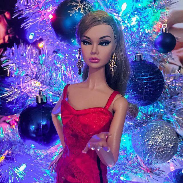lisizzahut в LOOKY. #poppyparker,#integritytoys,#newyeartree,#instadolls,#dollphotogallery,#poppyparkerdolls,#ladyinred,#dollsofinstagram,#poppyparkerfriendorfoe,#fashiondoll,#dollcollector,#onesixthscale. Кажется это одна из ...