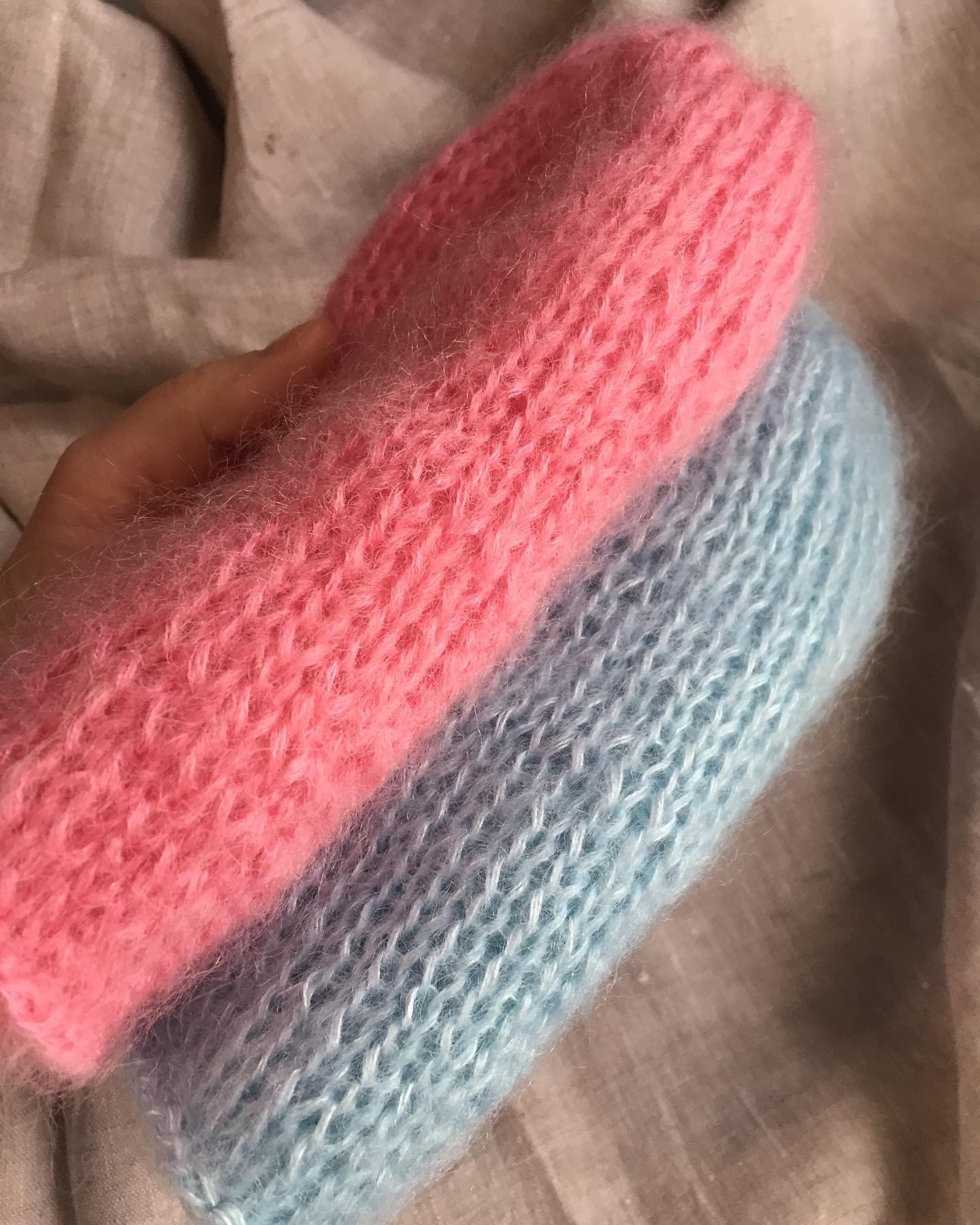 jbknitting в LOOKY. #шапкавналичии,#шапкаспицами,#вязанаяшапка,#пушистаяшапка,#вязаниеодинцово. В наличии две нежней...