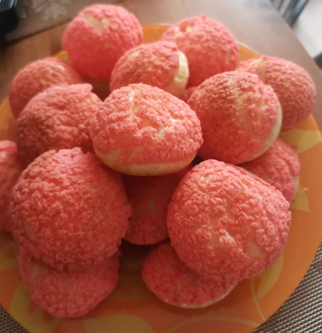 Пироженки шу. Так что-то захотелось вкусняшек. Это не просто заварное пирожное, а французское пирожное шу с кракелином. Начинку сделала на основе творожного сыра. Очень вкусно. #шу#вкусняшки