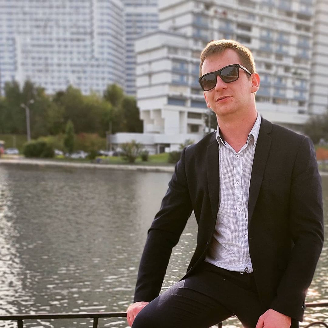 Как много в нас было неправды, и как мало в нас стало надежд.
Сегодня, я останусь прежним вариантом себя,
Что предает любовь ради одних и тех же.
Губы искусаны, тварь, как ты ведешь себя?
Наш рай стал искусственным в край.
Больными грезами ты плачешь.
Я ухожу от ответов, спрятав глаза.
На полу сигареты, осадок пустых пачек.
Дым, ищу в кайфах тот самый твой оттенок.
Где мы, и почему только следы на стенах?
Откуда взялся страх? Ответь, прошу, в чем дело?
От чего лезвие в руках, что ты наделала, дура?!
Как часто нам не приходилось думать.
Как редко открываясь — говорить.
Сегодня я останусь бесконечным шумом,
Что утонул в городах среди витрин.