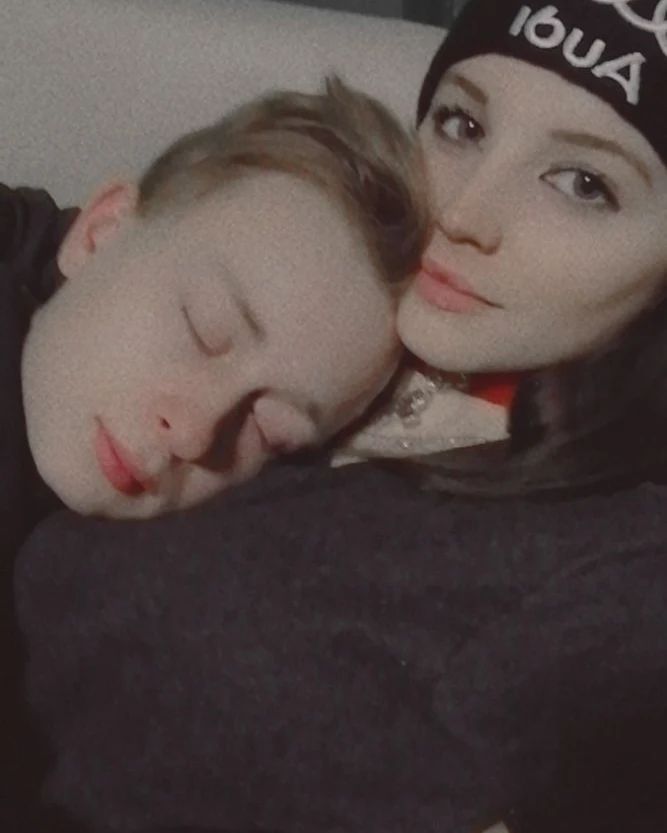 На моем плече засыпает моё счастье. 
#нервы#счастье
