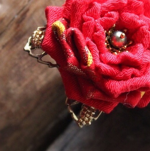 Согревающая роза 🌹 с лепестками из щёлка #тиримэн и японской парчи, с ажурными листиками, украшенными бисером и сердцевинкой - стеклянной жемчужиной от производителя, название которого теперь нельзя упоминать🤫))))
🌹
#роза #японскийшелк #тиримэн #парча #брошь #брошьручнойработы #хэндмэйд #хендмейд #японскийстиль #комонокафе #komonokafe #комоно #japanesestyle #brooch #handmade #rucnirad