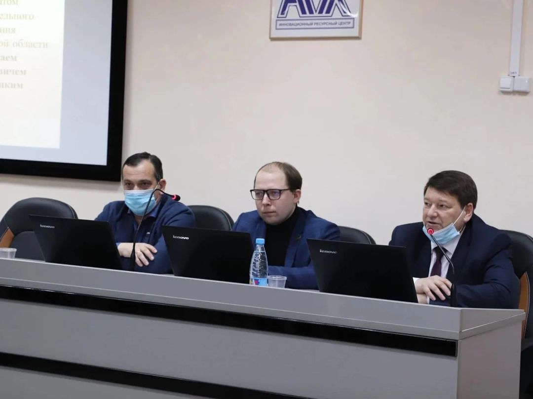 ✅1 февраля прошла встреча молодёжи Арзамаса города с заместителем председателя комитета по экономике, промышленности, поддержке предпринимательства, торговли и туризма Законодательного собрания VII созыва Николаем Евгеньевичем Упирвицким. Как член Молодежного парламента при Законодательном собрании @molparlament52 выступил модератором данной встречи. 

💬Николай Евгеньевич ответил на интересующие молодёжь вопросы, касающиеся законотворческих инициатив, открытия своего дела, размещения молодёжных организаций и др. Некоторые вопросы удалось решить в ходе встречи, некоторые взяты в работу. Такие встречи решено проводить на регулярной основе. Завершилась встреча экскурсией в музей добровольчества. 

🔔Выражаю огромную благодарность всем общественным молодёжным организациям города за конструктивное общение, а также Центру развития добровольчества "Мой город" @crdmycity и его председателю Александру Апарину @crdaparin за помощь и гостеприимство.