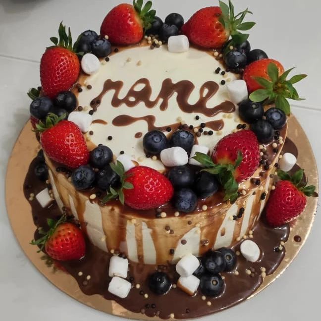 Йогуртовый торт собственного приготовления😇 🎂🎁 в этот раз удачно получился крем, я прямо в восторге 😂 но пришлось повозиться с коржами и шоколадной глазурью,  которая вся растеклась по торту,  уж больно сильно торопилась я к самому торжеству 🍾😂 но нашему папе Роме он очень понравился, ведь, самое главное,  внимание) 🙃а так в целом,  очень даже "ничего" получилось не для профи 😆  #деньрождениямужа #отмечаем #праздник #тортручнойработы #свежатинка #вкуснятинка #handmade #ягодынаторте #йогуртовыйторт