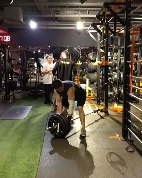 denis_deev10 в LOOKY. #спортзал,#спорт,#тренировка,#spiritfitness,#передаюзнания,#новыеощущения,#тренажерныйзал,#bodybilding,#штанга,#гантели,#тренажеры,#будьздоров,#хорошеенастроение,#делайкакя,#скоролето,#несдаюсь,#работаемдальше,#бодибилдинг,#позитив,#здоровоетело,#здоровыйдух,#всебудетхорошо,#худеем. Сегодня примерил на ...