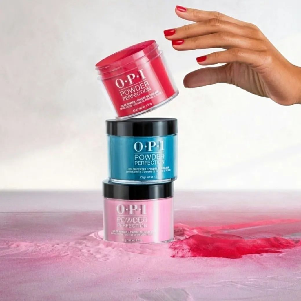 3. lart nails (производство Польша)

«Лартики» - классные! Хочется так их называть, наверное, потому что именно у них я попробовала цветные пудры самого маленького объема – 14 гр. Они как конфетки!  Также у них есть и большего объема баночки. В составе  Titanium Dioxide, Benzoyl Peroxide, polyethylmetyacrylate (очередность меняется в зависимости от цвета). Пудры воздушные, без резкого запаха и с мелким помолом. Ложатся ровным слоем, удобны в работе. Палитра разнообразная, часто выходят новые коллекции. Я пробовала серию Pro. У них еще есть интересная серия материалов -  Supreme. В ней используется только одна жидкость вместо трех, что упрощает работу. Supreme я не пробовала.

4. nugenesis nails (производство США, Канада)

Цветные пудры этого бренда очень интересные, в виду цветов. Цвета действительно красивые, много шиммерных. Но в использовании они мне как-то не совсем понравились. По ощущениям они немного тяжелые, их обязательно нужно перемешивать, они очень оседают на дно, плюс очень мелкий помол, если где-то немного гуще на ногтевой пластине будет гель, не успеете сразу стряхнуть излишки, то пудра налипает горкой и мгновенно пропитывается гелем. Для меня такие пудры неприятны в работе, хоть и очень красивые получаются оттенки. Что касается состава, то здесь на первом месте тоже polyethylmetyacrylate. Состав указан широкий, в нем есть и Benzoyl Peroxide, и Titanium Dioxide, и перечислены все пигменты, запах не очень резкий, но имеется.

5. LDS (производство США)

Пудры LDS мне напомнили kiara sky - по качеству, помолу и составу. Polyethylmetyacrylate присутствует с избытком! Пудра налипает на гель неравномерно, тяжелая.
#dippowder #ilovesns #opidippowder #opiprofessional #snsnails #lartnails