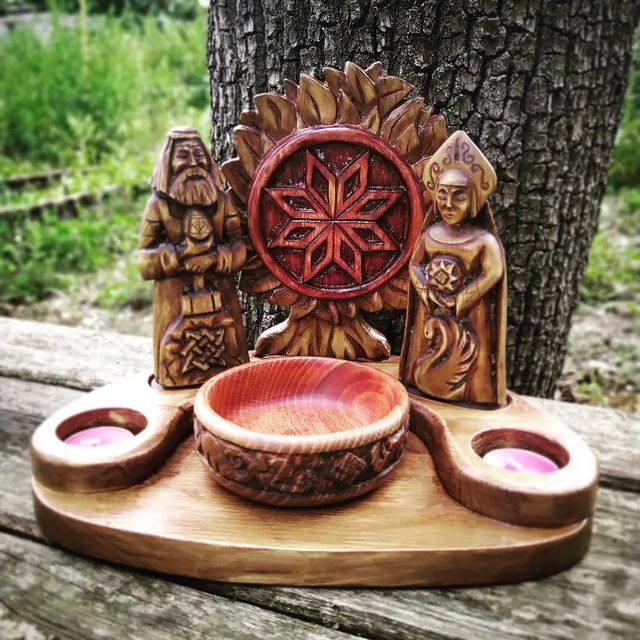 masterskaya_vega в LOOKY. #кумир,#кут,#родныебоги,#Сварог,#Лада,#оберге,#алатырь,#роднаякультура,#роднаявера,#Русь,#Русьведическая,#ручнаяработа,#резьба,#вега. Дед да Баба- Сварог ...