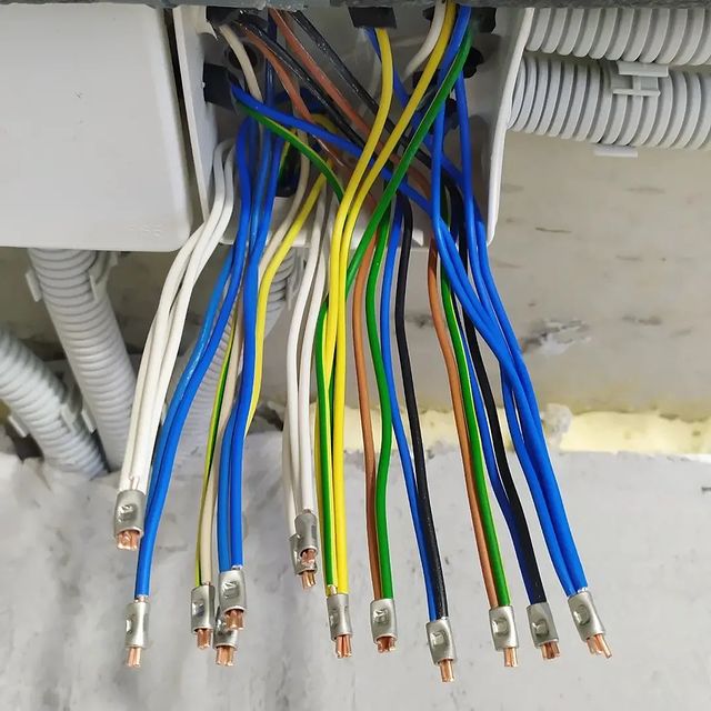 novostroy_electro в LOOKY. #мегараспайка,#распаечнаякоробка,#опрессовка,#управлениеосвещением,#Электромонтажпопотолку,#электромонтажвмоскве. Так могут только в М...