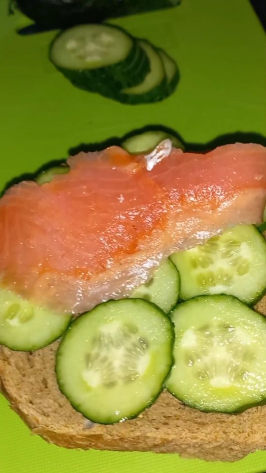 sssergevna в LOOKY. #фитнесмать,#завтрак,#полезноепитание,#вкусно,#сытно,#кофе,#зерновойтост,#огурцы,#рыба,#утро,#мойзавтрак,#полезноивкусно. Завтрак её должен бы...