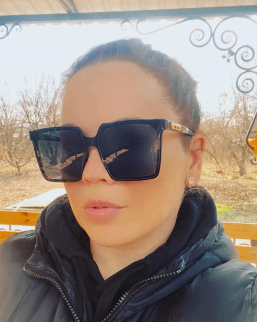 Скучать - это сильное чувство и испытывают его только к самым близким и дорогим людям. Скучать по человеку грустно, холодно и обидно. Ты постоянно чувствуешь, что тебе чего-то не хватает, иногда даже забываешь, что это - присутствие близкого человека! Просто преследует чувство какой-то пустоты и нехватки. Это может хоть немного исправить телефонный звонок или написание каких-то слов. А иногда бывает, что человек не выходит у тебя из головы и всё, что находится вокруг вас, напоминает только о нём. Скучать - это невозможность найти себе место и занятия, когда знаешь что человек далеко, потому что все становится пресным, неинтересным и невкусным.