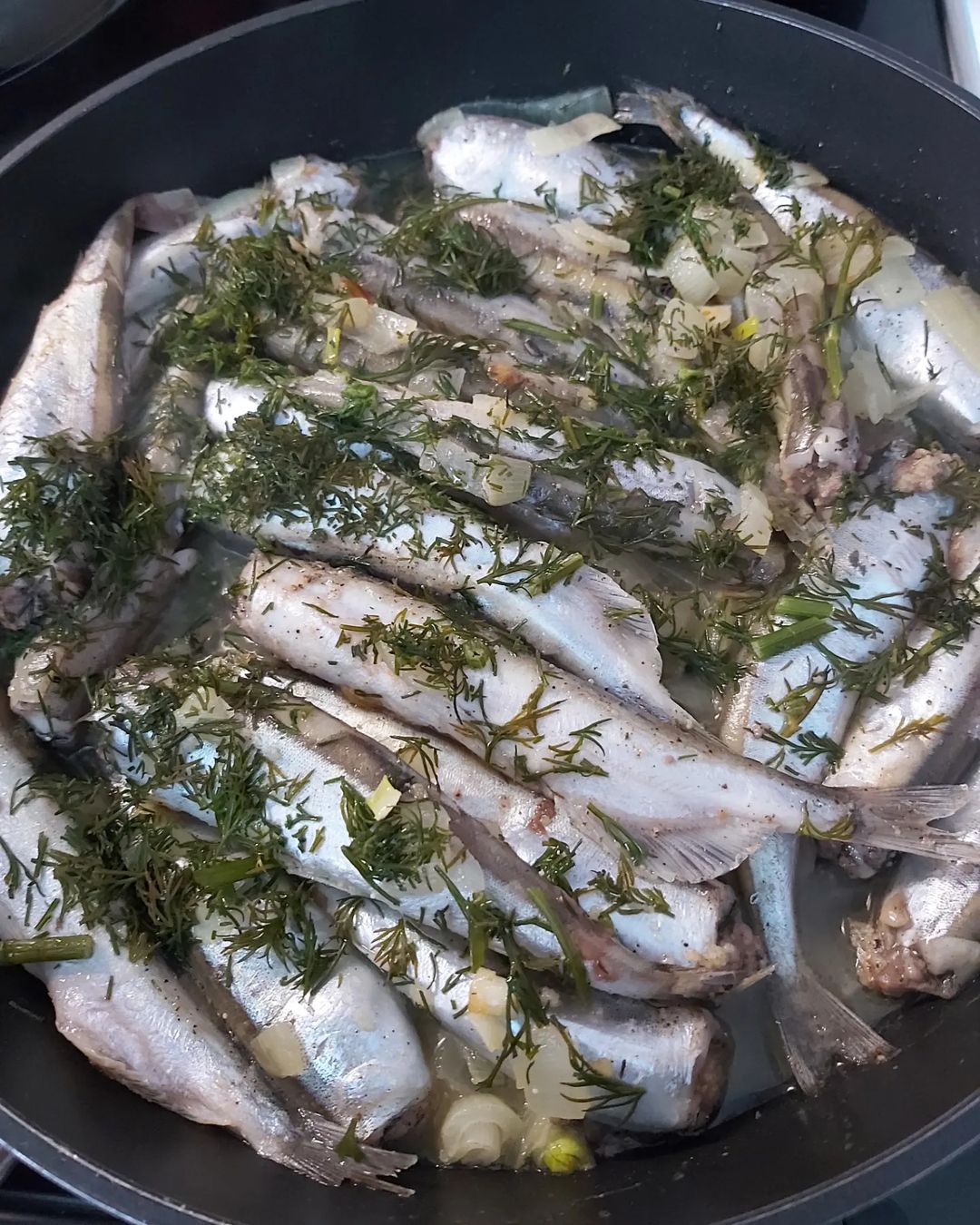 Мойва с луком и укропом.