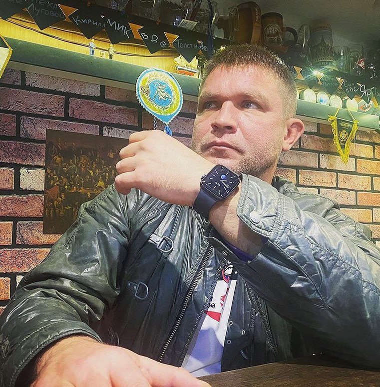 С днем рождения, братишка🥳🥳🥳
Пусть здоровье будет крепким,
Пусть во всём всегда везет.
Пусть удача в твоей жизни
С тобой рядышком идет.

Пусть всё то, к чему стремишься,
Сбудется, произойдет,
Чтоб в любимом деле, братик,
Ты достиг любых высот! 
🎉🎉🎉🎉🎉
Люблю❤️