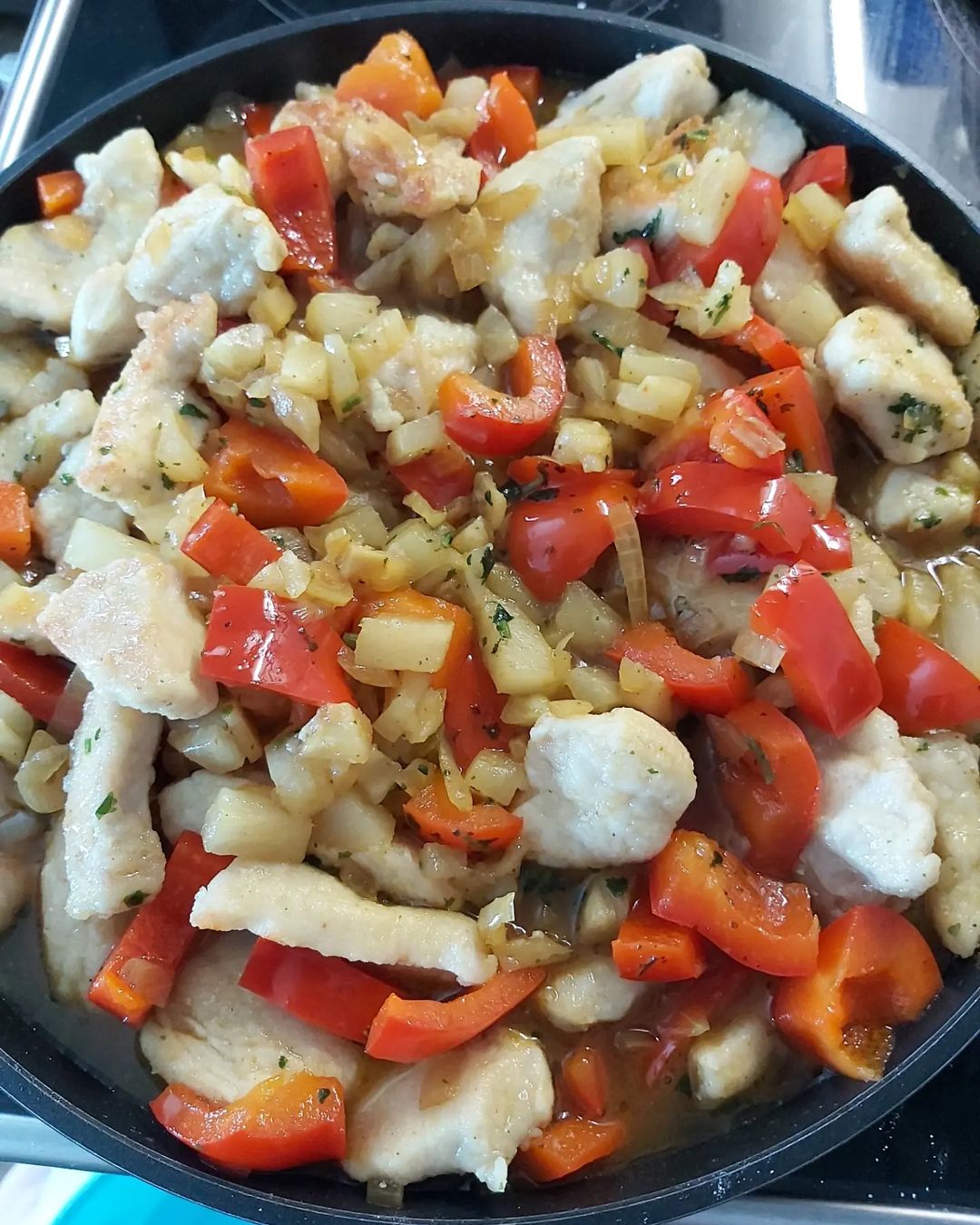 Сегодня куриная грудка, с перцем и ананасами в ананасовом сиропе.