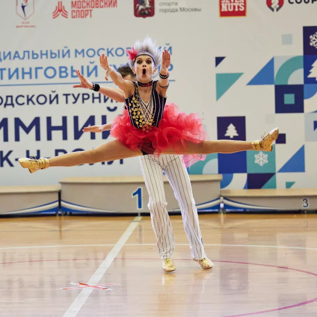 Моих детей на фотографиях нет🥺.
С некоторых пор они стали противные, и вот уже пару лет просят их лицами в соцсетях не торговать, типа взрослые, у них своя жизнь и свои соцсети, не фиг в их приватности вторгаться.
Поэтому я без их физиономий буду хвастаться аккредитацией Московской федерации акробатического рок-н-ролла на спортивную фотосъёмку и новыми постами в фотоспортивном аккаунте @mi_retrato (вот там дети мне ничего не запрещают публиковать, ибо спорт и все такое, не про них). Я не знаю пока, будут ли меня приглашать ещё, но первая в жизни съёмка, в качестве единственного аккредитованного фотографа московских соревнований привела в феерический восторг, всего два дня, как перестали болеть руки, спина и плечи 🤣🤣🤣
Все время интересно, какой процент выпускников юрфака МГУ к 40 годам продолжают работать по юридической специальности?🤣🤣🤣🤣🤣