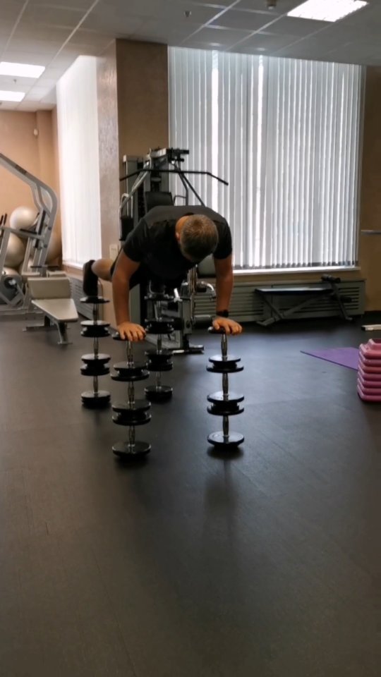 nomicron_ в LOOKY. #уловкипослетренировки,#тренировка,#отжимания,#dumbbell,#гантели,#пирамида. Гантель-мен
#уловкип...