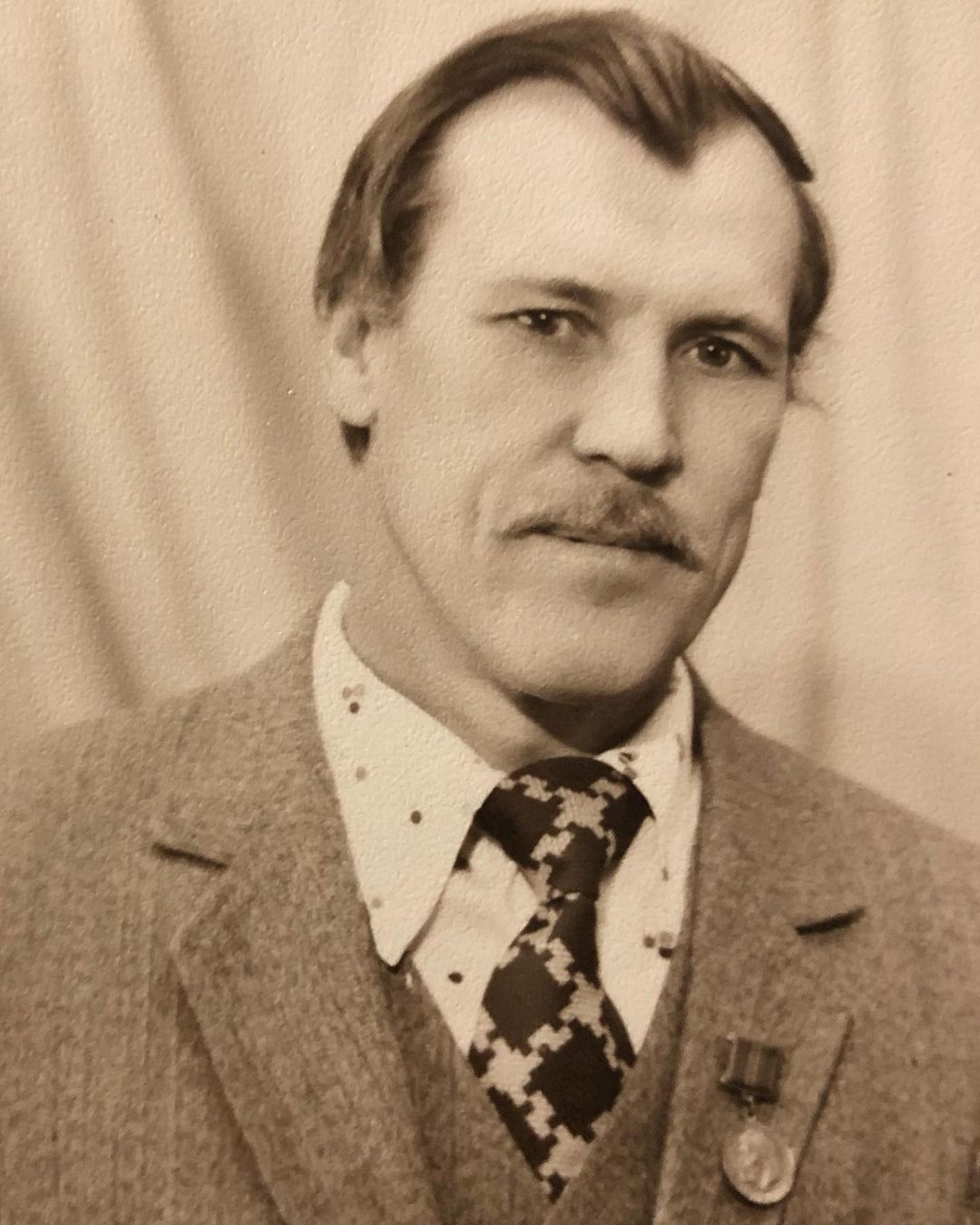 25 лет назад не стало моего папы Бачурина Леонида Петровича. 20.03.1938 - 18.02.1997 Он был тогда в таком же возрасте, как я сейчас. Говорил, что много в жизни сделал, и грустил, что многое не так, как хотелось. Наверное, эта грусть и подточила его здоровье. И время было неспокойное: рушилась страна, а вместе с ней надежды и планы. В моём сердце ❤️ и грусть, и любовь, и уважение к тебе, мой папа. #папа #отец #бачурин #бачурины #родословная #историярода #родословноедрево #кистокамрода #староефото #чернобелоефото📷 #ретрофлто #чернобелаяфотография #ретрофото #ретрофотографии #память #памятьпоколений #пожелтевшеефото #кавказ #закавказье #горы #семейнаяистория #семейныеценности👪 #k_istokam_roda_rodoslovnaya