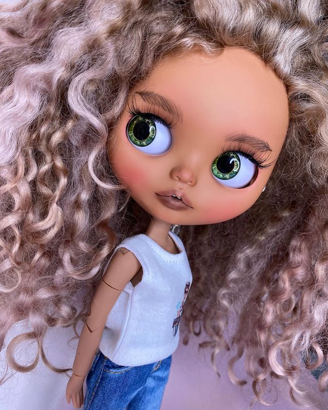 blythes_boutique в LOOKY. #блайз,#куклаблайз,#карвингблайз,#блайзкупить,#блайзкастом,#блайзочка,#куклыручнойработы,#клуббелыйслон,#клубинстадолл,#blythe,#blythedoll,#customblythe,#blyhtelover,#blythelove,#ooakblythe,#blythedollcustom,#blytheworld,#doll,#натуральныеволосы,#dollycustom,#icydoll,#handmade,#holaladoll,#blythelips,#white_slon,#ブライス. Малышка ищет любящий...