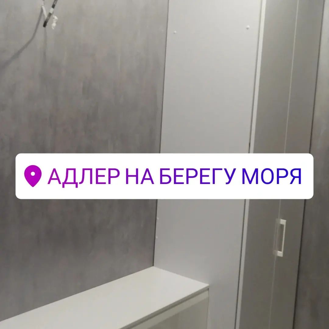 Шкаф в коридоре с складными дверями и с подвесной тумбочкой