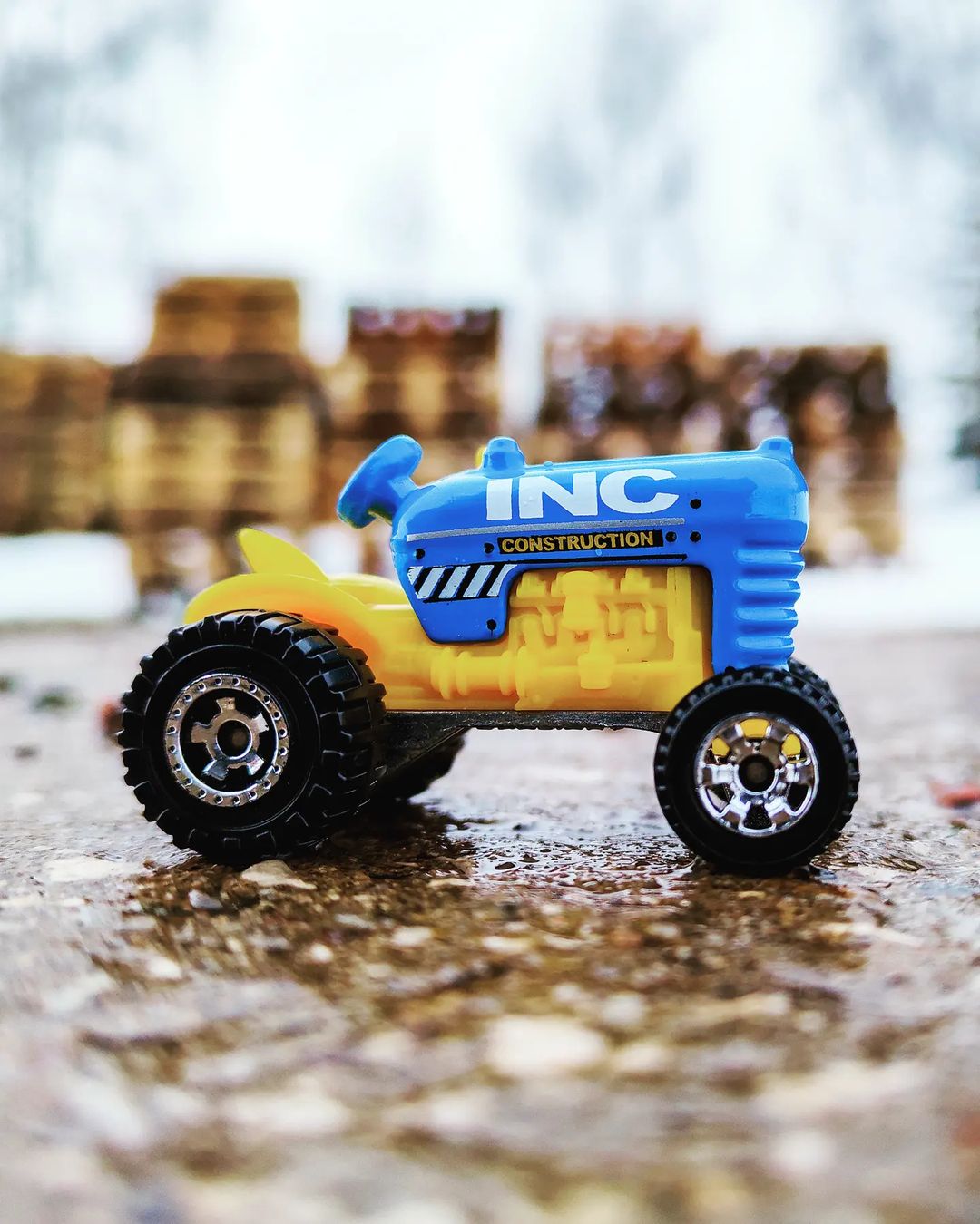 toys_pin in LOOKY. #mattel,#matchbox,#matchboxcars,#hotmodel,#toys,#mobilephotography,#tractor,#village,#macro,#realme8pro,#car,#children,#family,#game,#mytoys,#mini. Классный трактор, у ...