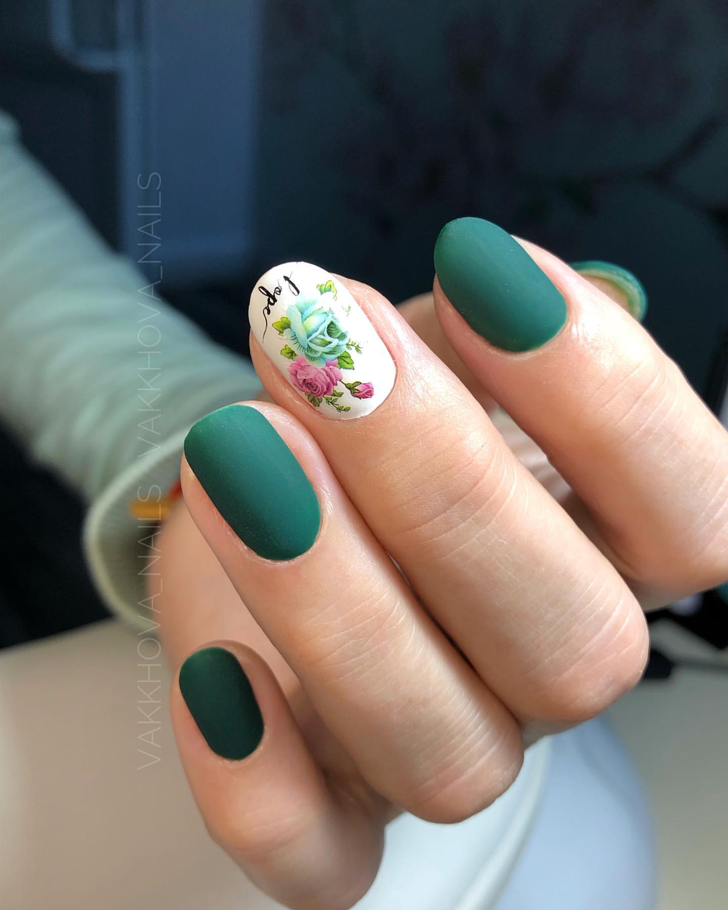 Изумрудный матовый маникюр. 

Поскольку зеленый цвет 💚 набирает все больше поклонников, это отличная альтернатива кричащим ярким ✨ оттенкам, а также нюдовым в этом сезоне. 💅🏻 Вы можете создать потрясающий дизайн маникюра с зеленым лаком, 🟢 который отлично будет смотреться на коротких и длинных ногтях.