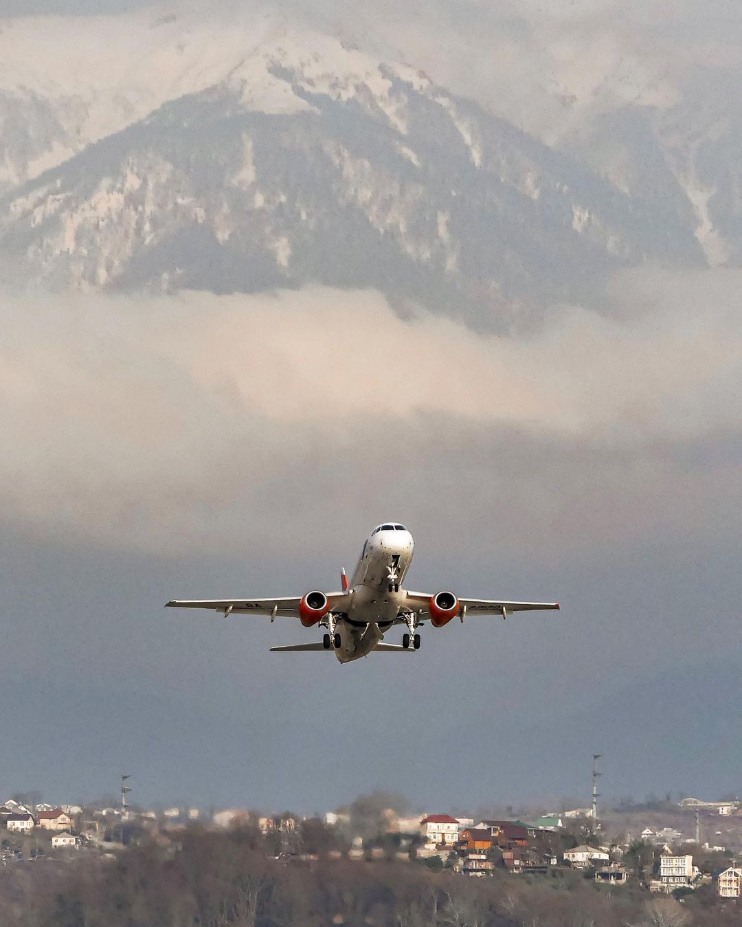 j_o_n_k_a в LOOKY — #Azimuthairlines #ssj100 #Sochi #Сочи #Адлер #аэропортАдлер 