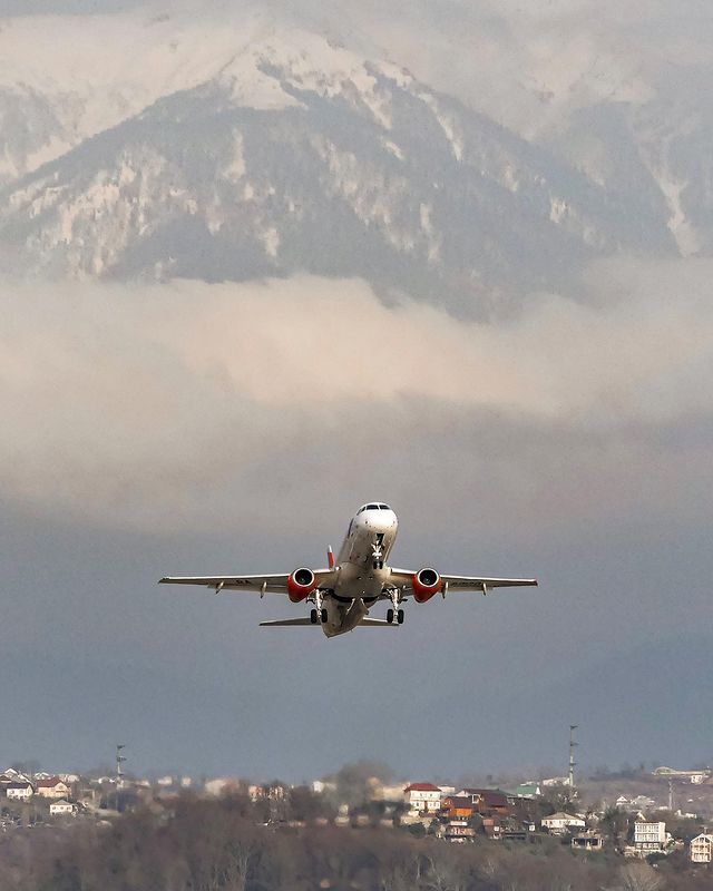 j_o_n_k_a в LOOKY. #Azimuthairlines,#ssj100,#Sochi,#Сочи,#Адлер,#аэропортАдлер,#горы. #Azimuthairlines #ss...