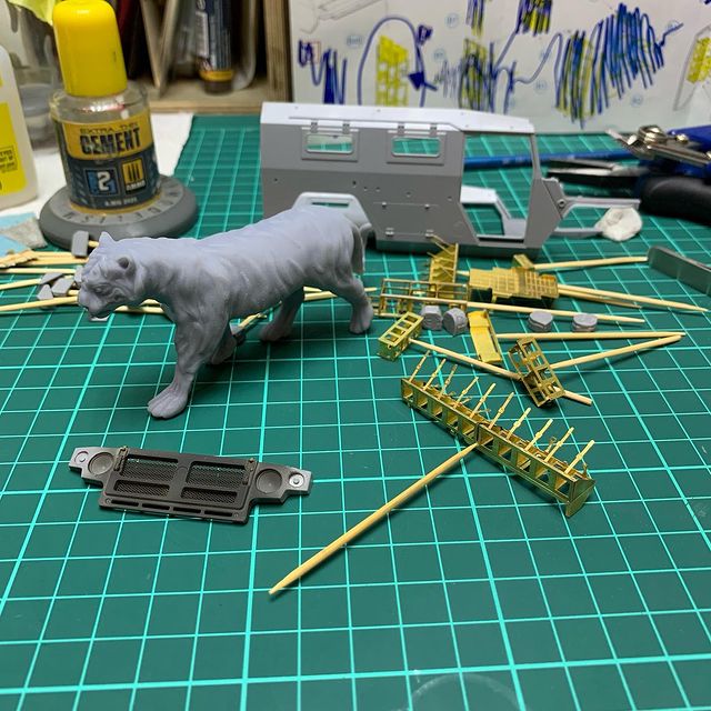 Евгении в LOOKY. #стендовыймоделизм,#scaletank,#scale35,#масштабныемодели,#scalemodel,#scalemodels,#scalemodelsworld,#звездамоделизм,#zvezdamodels,#микродизайн,#газтигр,#газ,#gaztiger. Работа над тигром по...