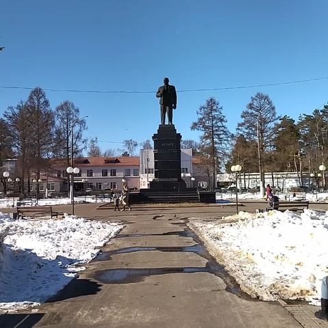 denis_deev10 в LOOKY. #шатура,#весна,#хорошеенастроение,#хорошаяпогода,#солнечно,#вспоминаяюность,#гуляю,#ленин,#памятник,#сквер. Весна пришла... #шат...