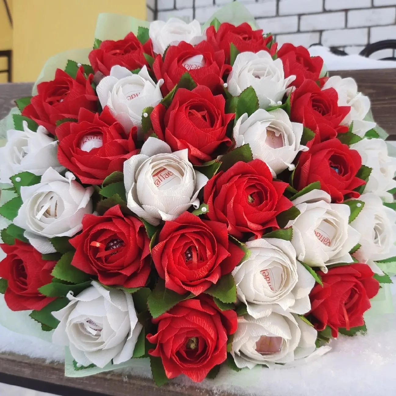 buketnyykonditer в LOOKY. #студия_свит_дизайна_сладости_для_радости#1марта#сладкие_букеты#красные_розы#нежность#конфеты#раффаэлло#маме#букеты_из_конфет#делай_добро#14февраля#букеты_с_конфетами#киндеры#цветы#ручной#праздник#розы#сд1#день_влюбленных#брянск#8марта#букеты_везде#весна#бабочки#девушке#без_повода#ручная_работа#подарки#в_шоколаде. 🌹чуточку яркости в ...
