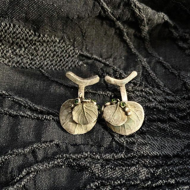 alisavolosenko в LOOKY. #запонки,#барвинок,#характер,#бронза,#аксессуары,#эстетика,#белаябронза,#мужчины,#воспоминание,#металическаяглина,#пластичныйметалл,#природа,#ботаника,#bronze,#like,#photo,#life,#metalclay,#suspension,#prometheus,#nature,#prometheushobby,#negalvanika,#botanica,#alisavolosenko. А тут у нас запонки!...