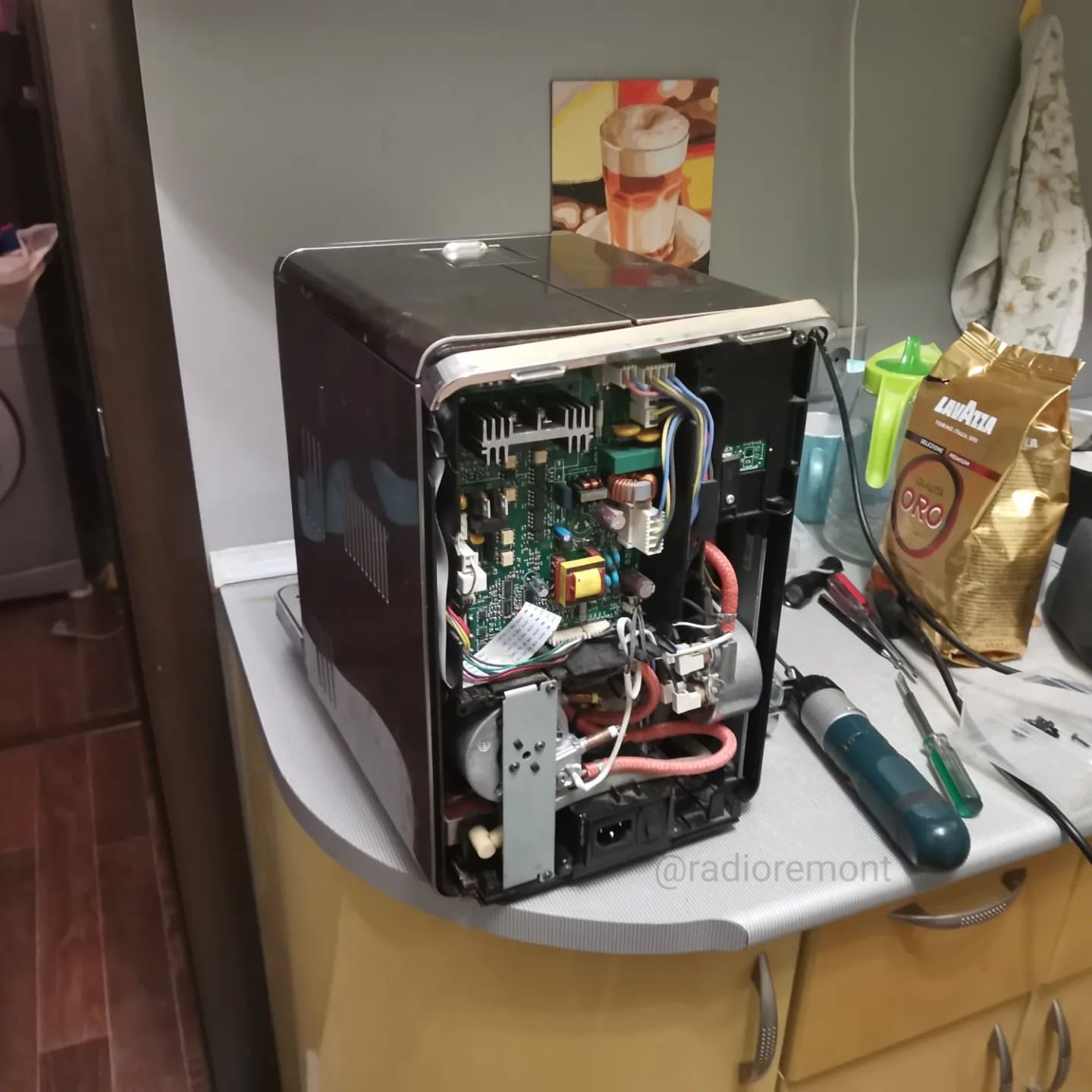 Ремонт кофемашины Saeco hd8856

Заявленная неисправность - не работает, выдает ошибку E5

Чистка клапанов, замена парогенератора для капучино.

Клапаны забиты остатками молока. Пароблок забит накипью, химическая и механическая чистка не помогли.

#ремонтвсякоеразное
#ремонтsaeco
#ремонткофемашин
