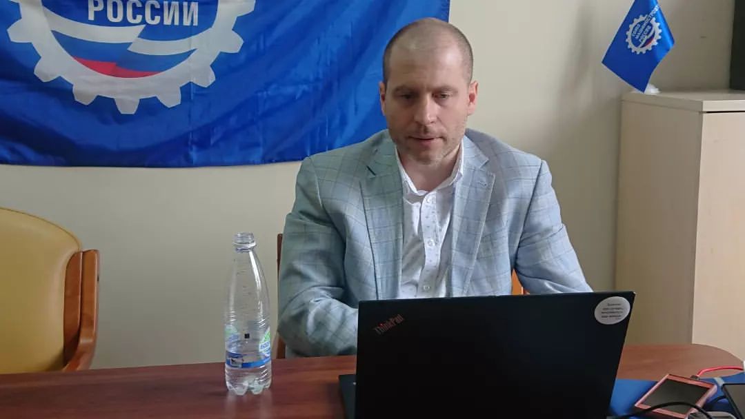5 Марта в онлайн формате прошёл мастер-класс в рамках проекта "Уроки Лидерства" клуба Лидеров Эльбрус с учениками  средней общеобразовательной школы №1 имени А.И. Софронова» муниципального района «Таттинский улус» Республики Саха 
Урок провел Председатель комиссии по молодежной политике - Артем Богодяж, он же финалист Всероссийского конкурса «Лидеры России» -2018, коммерческий директор ОАО «Тольяттинский трансформатор», помощник депутата ГД РФ Гутенева В. В. в Самарской области и т. д., поделился своим жизненным и профессиональным опытом. В активной, живой беседе со школьниками, он поделился опытом своего становления, как Лидера и успешного профессионального руководителя. #союзмашСамара #Россиястрана возможностей #ЛидерыРоссии #уроклидерства #союзмаш #Тольятти #молодежьсамара